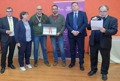 A Vinitaly per i 50 anni del Premio Angelo Betti medaglia alla nipote