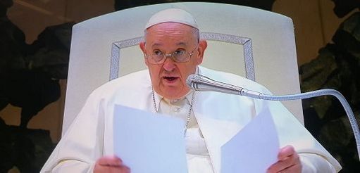 Il Papa: il mondo è sempre più provato dalle guerre (e si sta allontanando da Dio)