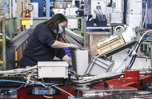 Industria, Istat: a febbraio produzione -0,2% su mese, -2,3% su anno