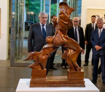 Tajani visita mostra “La grande visione italiana” a IIC Tokyo