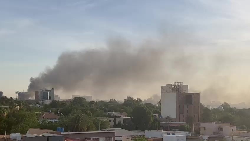 La tregua in Sudan non regge, attacchi aerei a Khartoum