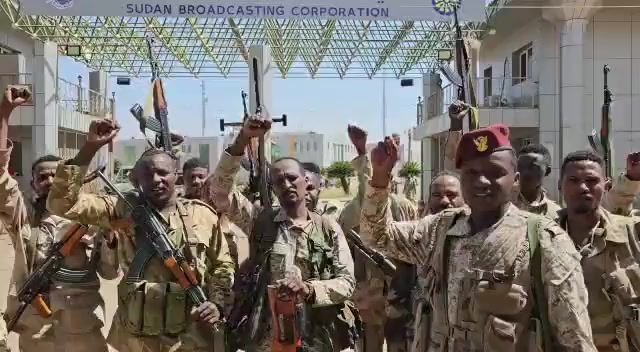 Combattimenti in Sudan, l’Ue cerca il cessate il fuoco per evacuare 1.500 cittadini da Khartoum