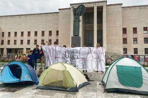 Affitti, la protesta degli studenti in tenda dilaga. Schlein: vi sosteniamo. Bernini: col Pnrr 60mila posti