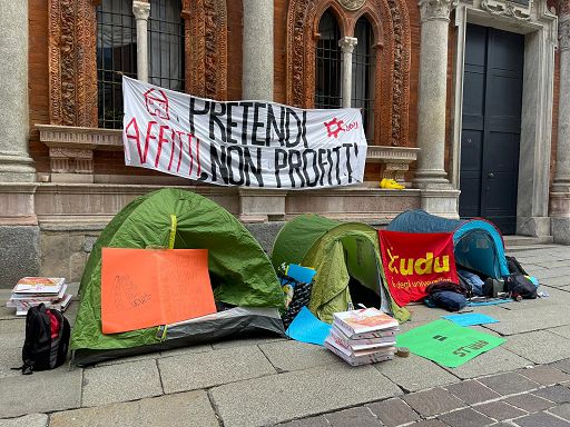 Caro affitti, Landini a Milano incontra studenti, qualcuno contesta