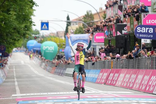 Giro d’Italia: Ben Healy vince a Fossombrone, Leknessund in rosa