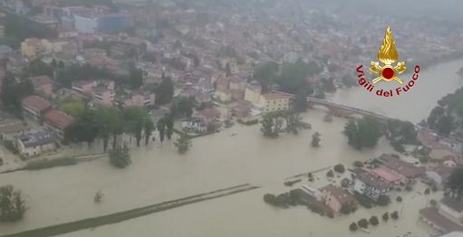 Maltempo in Emilia-Romagna: due morti, e ci sono dispersi. Esondati tutti i corsi d’acqua: “Non spostatevi”
