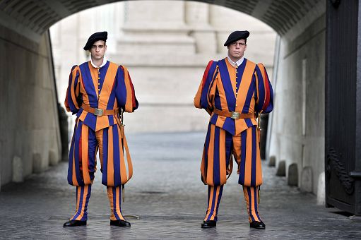 Uomo forza ingresso in Vaticano, la Gendarmeria spara all’auto
