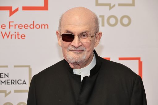 Rushdie torna in pubblico, con un tributo a suoi soccorritori