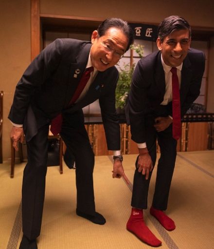 G7, i calzini di Rishi Sunak spopolano nel web giapponese