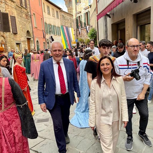 Lucignano, oltre 5 mila alla ‘prima’ della Maggiolata