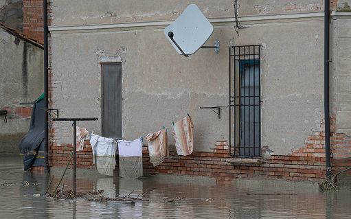Alluvione in Emilia-Romagna, dal tetano alle muffe: è allarme sanitario per le acque contaminate