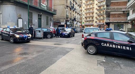 Spari fuori da un bar nel Napoletano: colpita per caso una famiglia, bambina di 10 anni in prognosi riservata