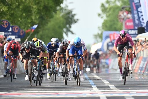 Giro d’Italia: fotofinish a tre, vince Alberto Dainese