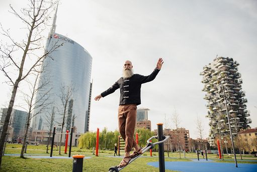 Un funambolo tra i grattacieli di Milano, sospeso a 140 mt di altezza