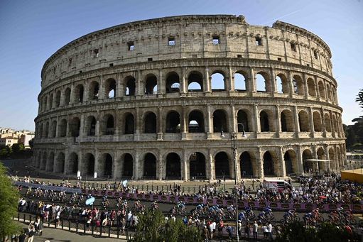 Il Giro d’Italia a Roglic, premiato da Mattarella