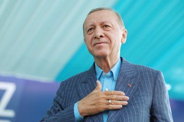 Erdogan vince e festeggia il terzo mandato: “Governeremo per 5 anni”