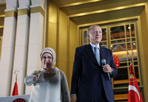 Turchia spaccata, Erdogan vince le elezioni ma non trionfa: “Ora stiamo uniti”