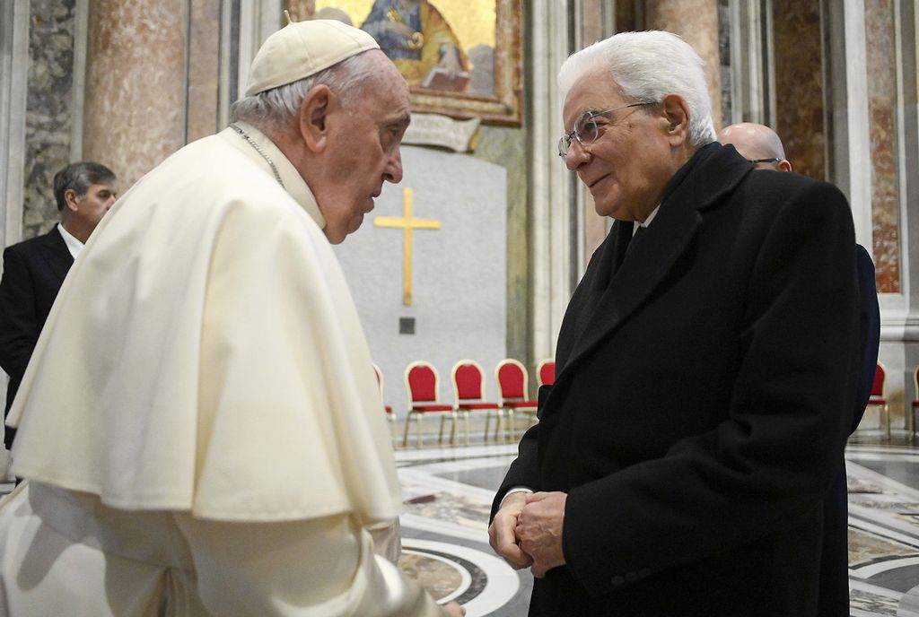 Mattarella riceve premio Paolo VI: commosso e grato a Francesco