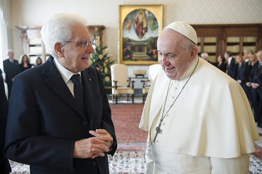 Mattarella ha ricevuto dal Papa il premio Paolo VI: sono commosso e grato
