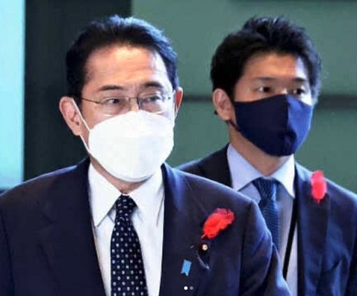 Giappone, premier Kishida licenzia il figlio per un “party”
