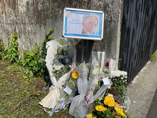 A Senago i familiari depongono fiori nel luogo del ritrovamento del corpo di Giulia