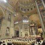 Uomo nudo (per protesta) sull’Altare di San Pietro, dopo la profanazione celebrato il rito penitenziario