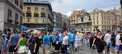 Napoli si tinge d’azzurro, è la festa per i campioni d’Italia