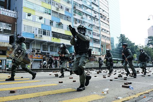 Autorità di Hong Kong portano a processo una canzone