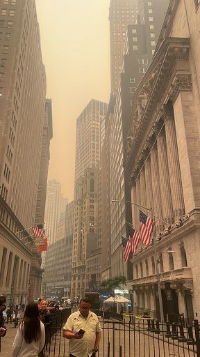 New York ancora sotto una coltre di fumo per incendi in Canada