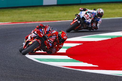 Bagnaia, pole record al Mugello davanti ai fratelli Marquez