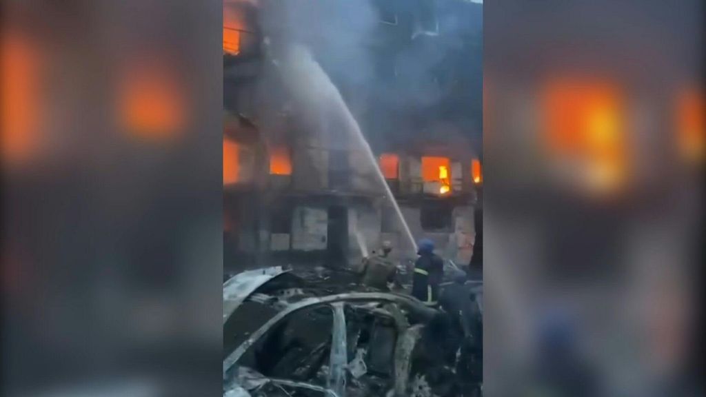 Ucraina, missili russi lanciati su Odessa, Kramatorsk e Kostiantynivka: morti e feriti tra le macerie
