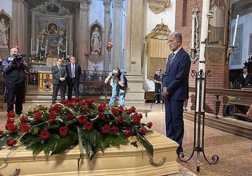 Bologna, l’ultimo saluto di Prodi alla moglie Flavia Franzoni