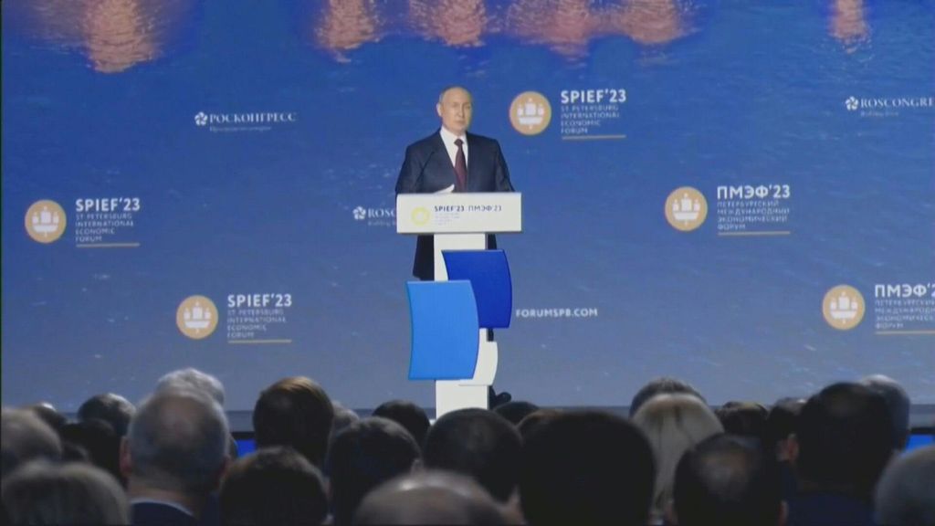 Putin ricorda Berlusconi al forum di San Pietroburgo. Poi minaccia: possiamo distruggere il centro di Kiev
