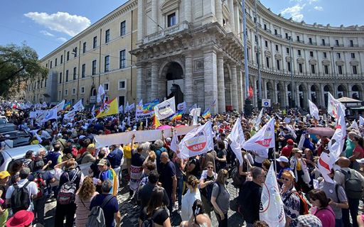 Manifestazione M5s a Roma con Conte contro la precarietà, il saluto di Schlein