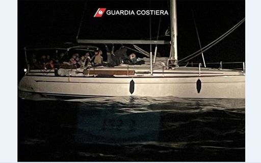 La guardia costiera ha salvato 96 migranti su una barca a vela