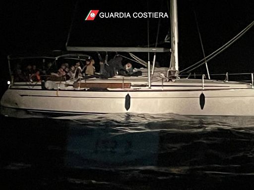 Roccella, Guardia costiera coccorre barca con 96 migranti