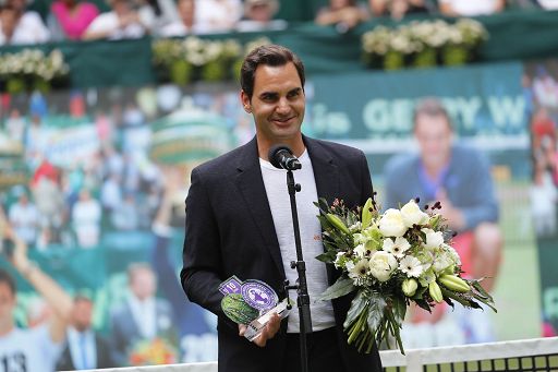 Tennis, King Federer torna in campo: emozione, selfie e autografi