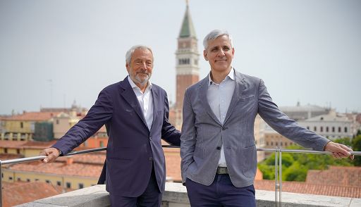 “Stranieri ovunque”, la Biennale Arte 2024 di Adriano Pedrosa
