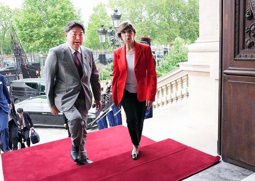 Francia e Giappone decidono di rafforzare cooperazione difesa