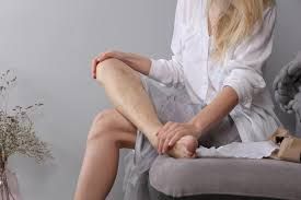 SOS gambe gonfie, in estate ne soffre una donna su due
