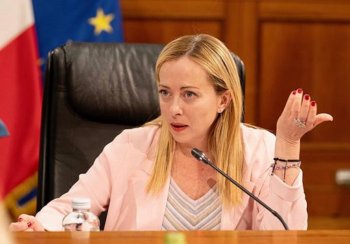 Meloni: le droghe fanno male, nessuna è “leggera”. E attacca le serie tv sulle “gesta degli spacciatori”