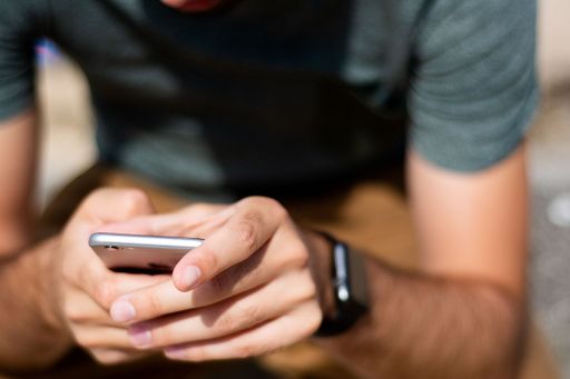 Decalogo per proteggere dispositivi mobili per una vacanza sicura