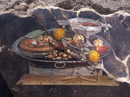 Vino, focaccia, frutta e spezie: natura morta scoperta a Pompei