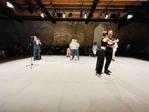Biennale Teatro, specchio del presente e grammatica di speranza