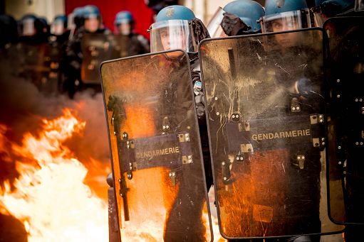 Ancora scontri nella notte in Francia, la polizia esegue 150 arresti
