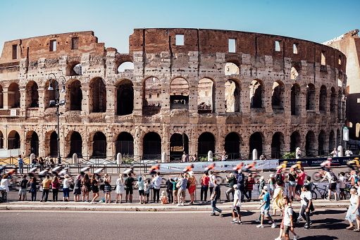 Identificato il vandalo che ha inciso il nome dell’amata su un muro del Colosseo