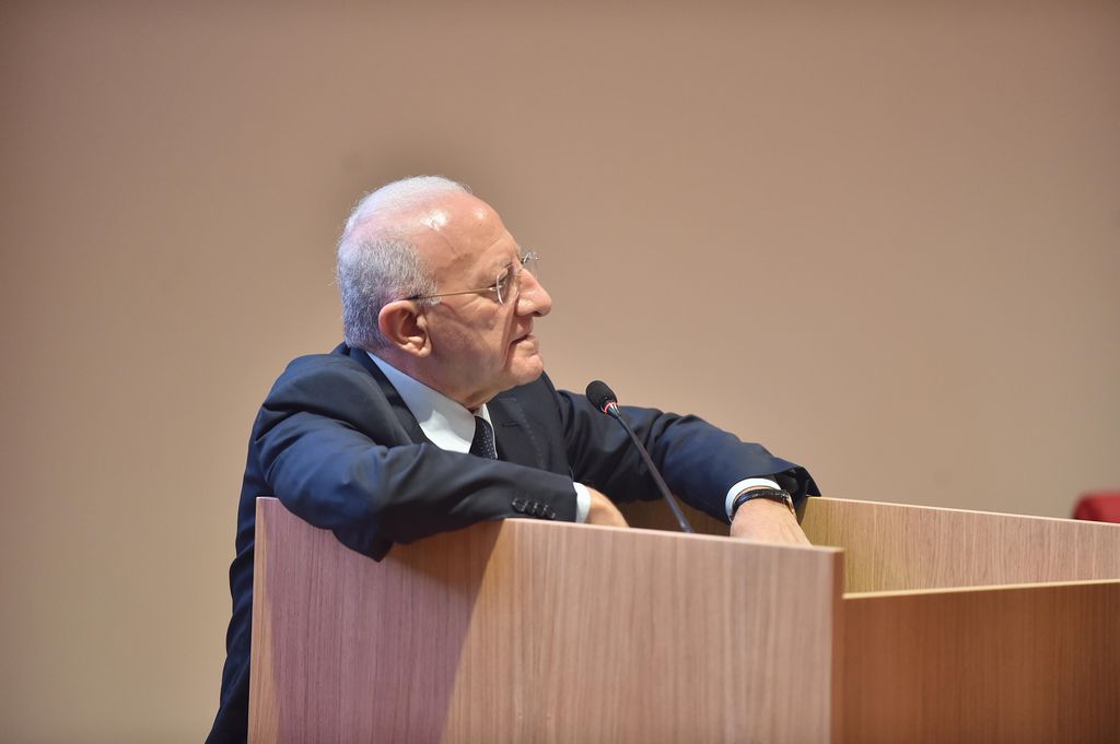 Sanità, De Luca: da anni al governo analfabeti di andata e ritorno