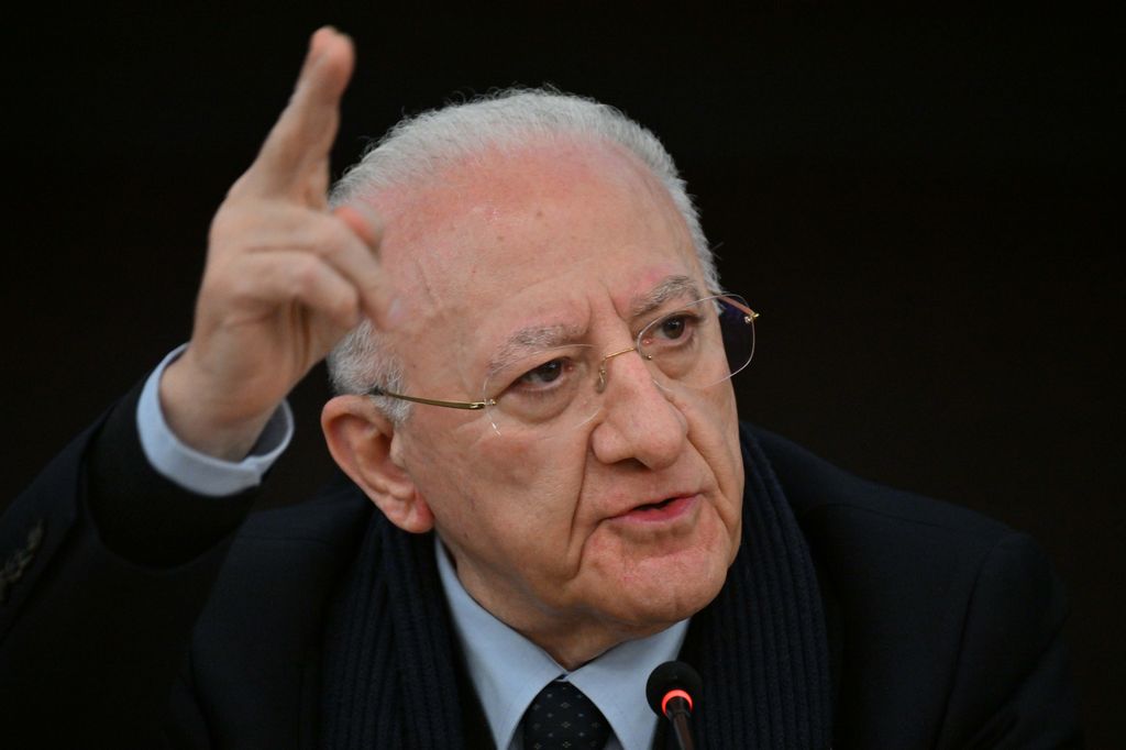 V. De Luca: Meloni con questi avversari resterà a vita