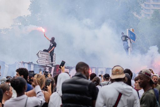 Disordini in Francia, il sindaco di Lione chiede rinforzi. Macron rinvia la visita in Germania