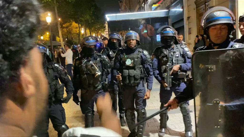 Disordini in Francia, l’attacco all’abitazione di un sindaco scuote il Paese